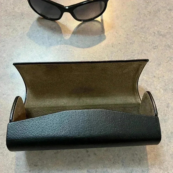 Authentic BURBERRY SUNGLASSES Burberry Black Cat Eye Sunglasses and hard case - Picture 5 of 10